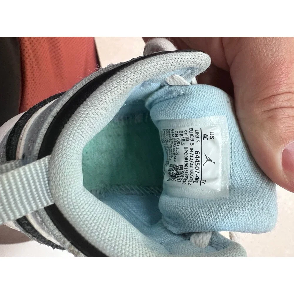 Toddler Nike air Jordan’s size 4